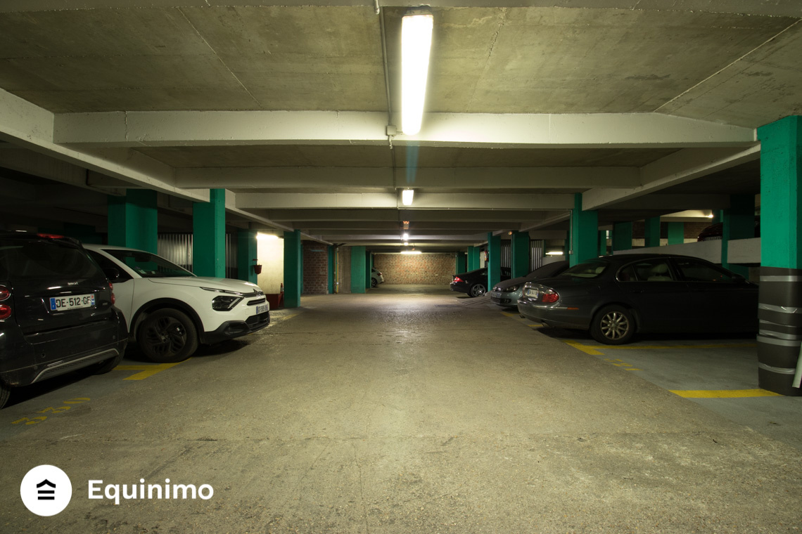 Deux places de stationnement côte à côte situés rue d'Alésia